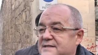 VIDEO | Emil Boc, în război cu desenatorii de graffiti. Edilul are o „armă” ecologică