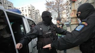 Nouă persoane urmărite internaţional, aduse &icirc;n ţară de poliţişti &icirc;n ultima săptăm&acirc;nă