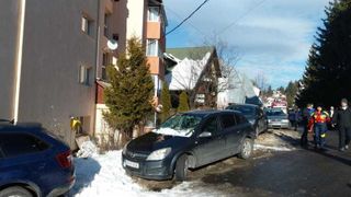 Braşov: Femeie rănită după ce a căzut zăpada de pe un bloc din Predeal, &icirc;n urma &icirc;ncălzirii vremii; fetiţa care o &icirc;nsoţea a făcut atac de panică