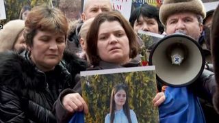VIDEO | Rudele Alexandrei Măceșanu și Luizei Melencu, cele două tinere dispărute în Caracal, au organizat un marș în semn de protest în Capitală