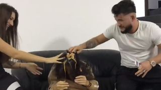 Ea este sora Deei de la &bdquo;Puterea Dragostei&rdquo;. Concurenta o lovește cu ouă &icirc;n cap