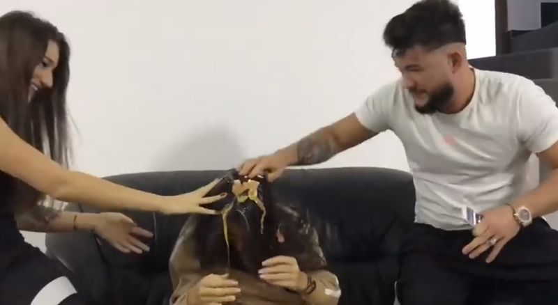 Ea este sora Deei de la „Puterea Dragostei”. Concurenta o lovește cu ouă în cap