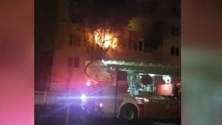 VIDEO | Bloc în flăcări la Bistrița. Un bărbat a murit în incendiul violent