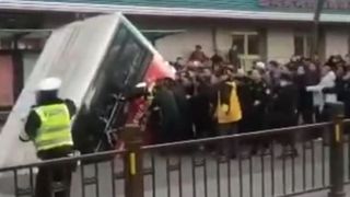VIDEO | Autobuz înghițit de craterul din asfalt. Șase călători și-au pierdut viața