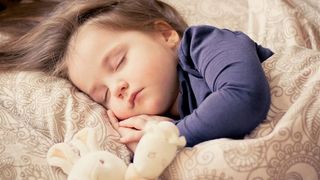 Cazul șocant al unei copile de 3 ani, lăsată singură de mama ei. At&acirc;t de flăm&acirc;ndă &icirc;nc&acirc;t a m&acirc;ncat detergent, apoi a murit de foame