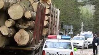 Harghita: O persoană a murit după ce buştenii dintr-un camion au căzut peste un autoturism, pe DN 12 A