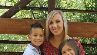 Gestul impresionant al unei mame care își crește singură copilul. Se deghizează în bărbat ca fiul ei să nu fie singur la petrecerea de la grădiniță