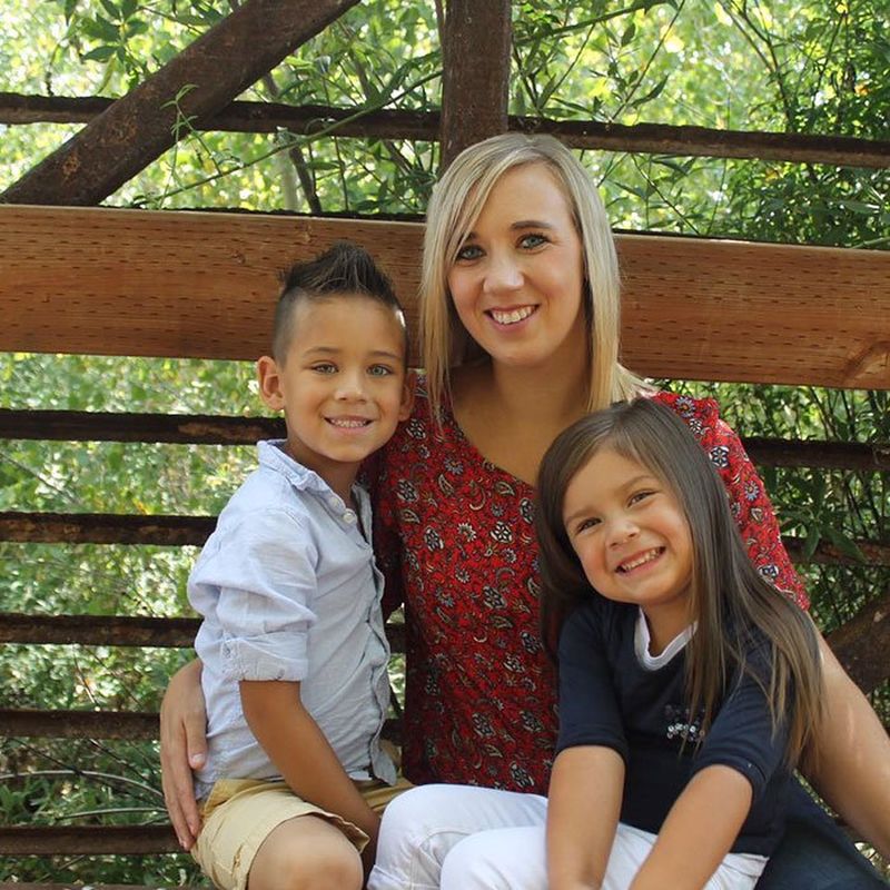 Gestul impresionant al unei mame care își crește singură copilul. Se deghizează în bărbat ca fiul ei să nu fie singur la petrecerea de la grădiniță