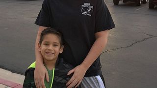 Gestul impresionant al unei mame care își crește singură copilul. Se deghizează în bărbat ca fiul ei să nu fie singur la petrecerea de la grădiniță