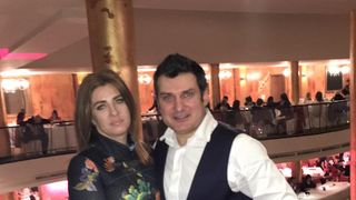 Adi de la V&acirc;lcea declarații uimitoare despre soția sa: &bdquo;Merge și de două ori pe zi la biserică, a &icirc;nvățat să c&acirc;nte la chitară singură, ca să c&acirc;nte &icirc;n corul bisericii..&rdquo;