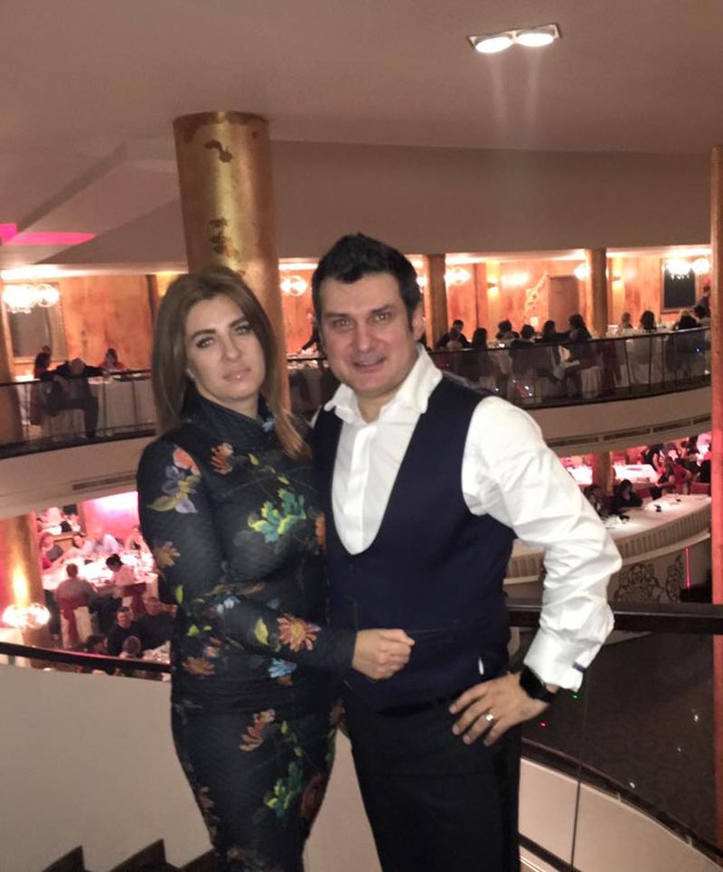 Adi de la Vâlcea declarații uimitoare despre soția sa: „Merge și de două ori pe zi la biserică, a învățat să cânte la chitară singură, ca să cânte în corul bisericii..”