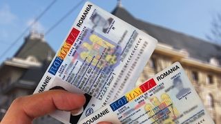 Proiect pus &icirc;n dezbatere de MAI - Actul electronic de identitate se va elibera obligatoriu la 12 ani şi, opţional, la cerere părinţilor chiar şi &icirc;nainte; noile acte vor avea elemente de securitate sporită şi vor ţine loc şi de carduri de sănătate