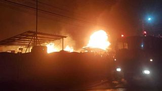 Incendiu devastator în Prahova  la o hală de depozitare şi producţie de saltele