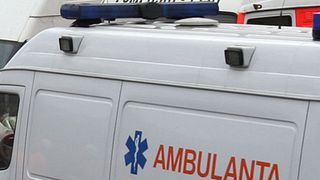 O ambulanţă s-a răsturnat pe DN 56 C, din cauza poleiului