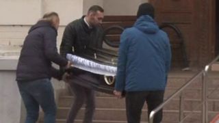 Primele imagini de la capela unde este depusă Cristina Țopescu! Lângă sicriu este fratele ei! Cine este prima vedetă care a ajuns la cimitir FOTO&VIDEO