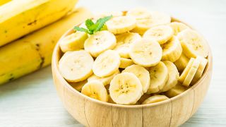 Avertismentul medicilor: Nu mai mâncați banane dacă suferiți de această boală!