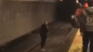 O t&acirc;nără rom&acirc;ncă din Italia a decis să-și ia viața și se aruncă pe liniile de metrou. Ce a urmat