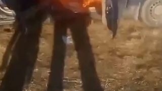 Gestul nebunesc făcut de un bărbat din Argeș: A făcut live pe Facebook &icirc;n timp ce și-a incendiat mașina