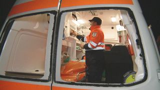 O fetiţă de trei ani a ajuns la spital, după ce a căzut de la etajul trei al unui bloc din Craiova