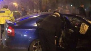 VIDEO | Dezastru la T&acirc;rgu Jiu după o cursă ilegală cu mașini. Tinerii au fost scoși cu greu dintre fiarele contorsionate