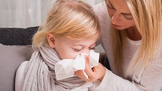 Unsprezece copii au fost diagnosticaţi cu gripă la sf&acirc;rşitul săptăm&acirc;nii trecute &icirc;n Buzău. Patru dintre ei au fost aduşi la Bucureşti.