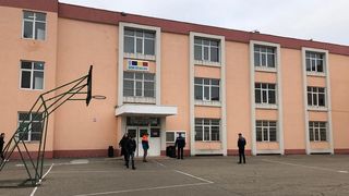 Un băiat de 12 ani s-a aruncat de la etajul al doilea al unui liceu din Constanţa. El era conştient şi a fost transportat la spital