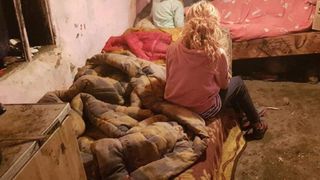 Povestea uluitoare de viață a unor surori care trăiesc &icirc;n condiții mizere. Mama a murit, iar tatăl este bolnav