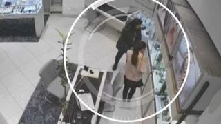 VIDEO | Păcăleală de 57.000 de lei la un magazin de bijuterii. Detaliile unei escrocherii de proporții
