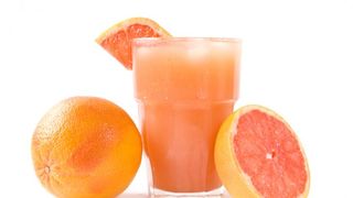 Avertismentul medicilor: NU mai mâncați grapefruit dacă luați aceste pastile!