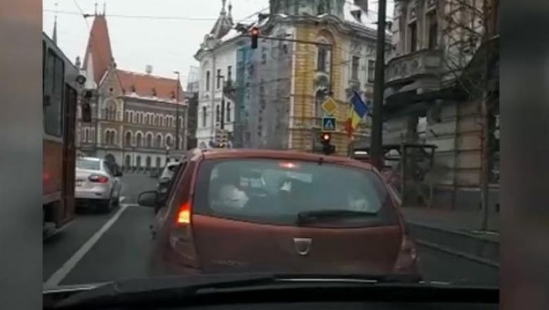 Imagini senzaționale cu un copil transportat deasupra portbagajului