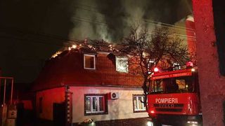 Două case cuprinse de flăcări, la Timişoara. Una aparţine Sorinei, fosta iubită a c&acirc;ntăreţului de manele Nicolae Guţă