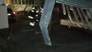 Acoperiş smuls şi termoizolaţie desprinsă de pe faţada unui imobil la R&acirc;mnicu V&acirc;lcea, din cauza v&acirc;ntului puternic - FOTO