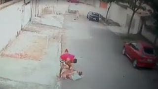 Imagini șocante! Momentul în care un tânăr salvează un copil pus la pământ și atacat de un pitbull periculos