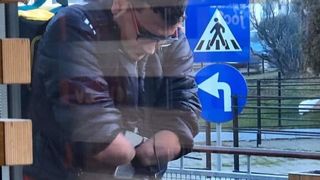 Povestea emoționată a bărbatului fără m&acirc;ini care livrează m&acirc;ncare și merge cu bicicleta la domiciliul oamenilor