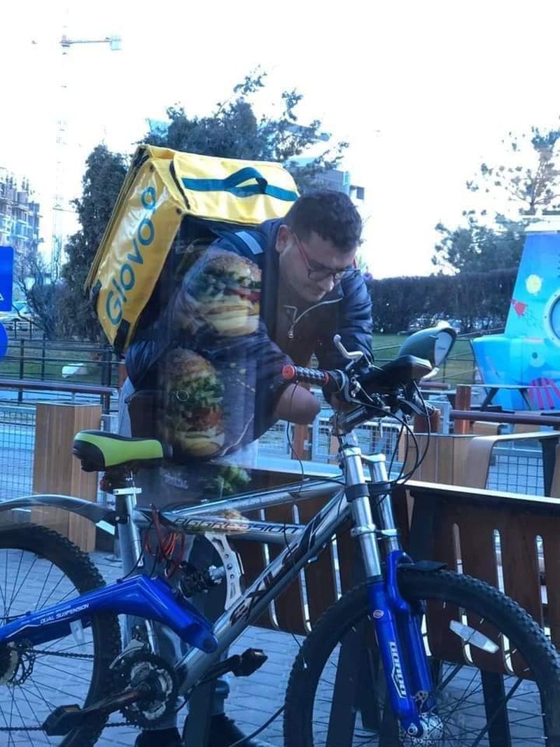 Povestea emoționată a bărbatului fără mâini care livrează mâncare și merge cu bicicleta la domiciliul oamenilor