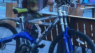 Povestea emoționată a bărbatului fără m&acirc;ini care livrează m&acirc;ncare și merge cu bicicleta la domiciliul oamenilor