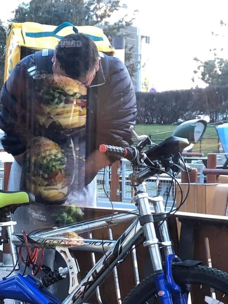 Povestea emoționată a bărbatului fără mâini care livrează mâncare și merge cu bicicleta la domiciliul oamenilor