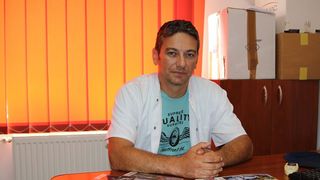 Fotografie cutremurătoare făcută de medicul Radu Zamfir la locul accidentului aviatic din Apuseni! S-a dus la copacul lovit de avion acum 6 ani: “Mi-am văzut de câteva ori moartea cu ochii!”