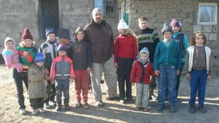 barbatul care traieste cu doua femei