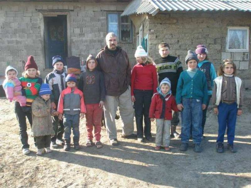 barbatul care traieste cu doua femei