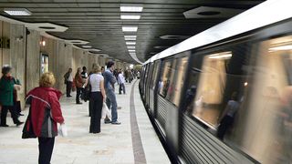 Panică la metrou, &icirc;n București, după ce un călător a fost pe punctul de a fi tăiat de un scandalagiu, anunță Poliția Capitalei