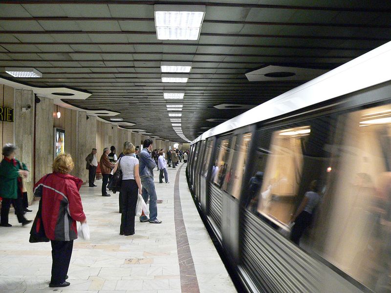 Panică la metrou, în București, după ce un călător a fost pe punctul de a fi tăiat de un scandalagiu, anunță Poliția Capitalei