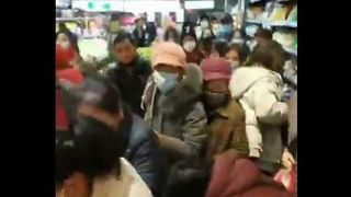 VIDEO | Imagini dramatice din Wuhan, orașul lovit de coronavirus. Mai multe femei se bat pe mâncare, într-un supermarket