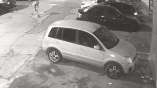 Momentul în care un piroman incendiază mașina unui polițist din Reșița (VIDEO)