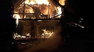 Cabană turistică din Munţii Şureanu, distrusă de un incendiu; aproximativ zece persoane au reuşit să iasă din construcţia cuprinsă de flăcări