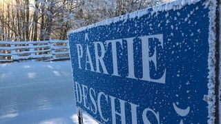 Doi adolescenţi de 17 ani au furat un snowmobil de pe o p&acirc;rtie din Predeal şi s-au răsturnat cu el. Unul dintre ei a murit la spital