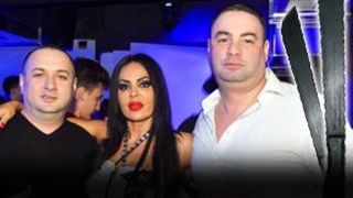 VIDEO | Bodyguardul vedetelor, atacat cu macete și cuțite de 16 indivizi mascați