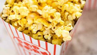 Avertismentul medicilor: Nu mai mâncați POPCORN dacă suferiți de această boală!