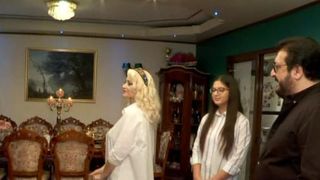 VIDEO | Casa de vedetă a familiei Năsturică: o vilă cu mobilă clasică