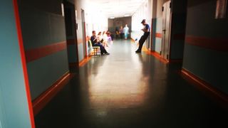 Gest extrem făcut de un bărbat care aștepta să îi fie consultat copilul: a amenințat cadrele medicale cu un pistol